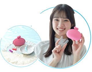 ケースを持った女性と初回グッズの画像