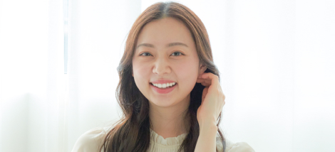 白い歯を見せて笑う女性の画像