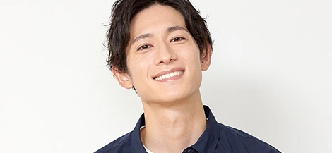 白い歯を見せて笑う女性の画像