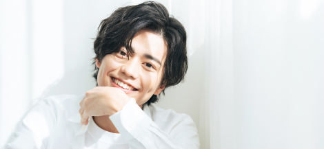 白い歯を見せて笑う女性の画像