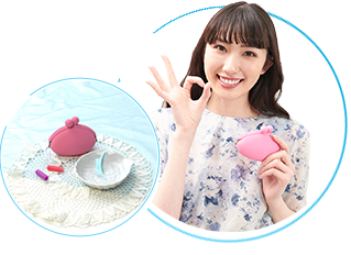 ケースを持った女性と初回グッズの画像