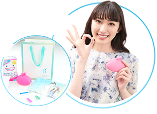 ケースを持った女性と初回グッズの画像