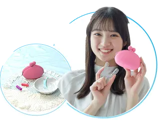 ケースを持った女性と初回グッズの画像