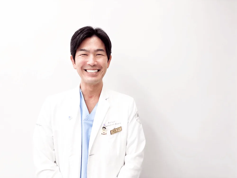 梅田駅前矯正歯科クリニック 院長 歯科医師 木塚慎哉  ～2009年 芸能プロダクション経営 2016年 東北大学歯学部卒業 2018年 京都大学医学部附属病院口腔外科 2019年 ハーバード大学留学、天津医科大学留学 2021年 国立病院機構京都医療センター口腔外科 2023年 大手矯正歯科グループ 理事 現在 DDデンタルグループ 代表理事  【資格・学会】 日本口腔外科学会 認定医 日本美容歯科医療協会 認定医 日本矯正歯科学会 インビザラインドクター 国際口腔インプラント学会 日本抗加齢医学会