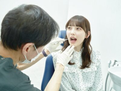 歯科検診を受ける女性