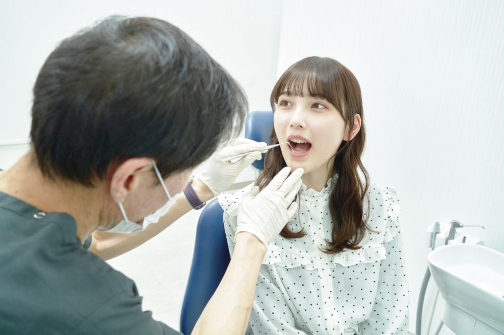 歯科検診を受ける女性