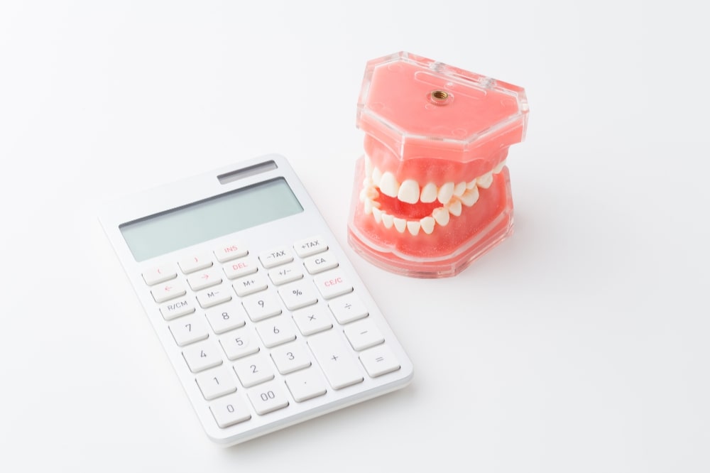 電卓と歯科模型