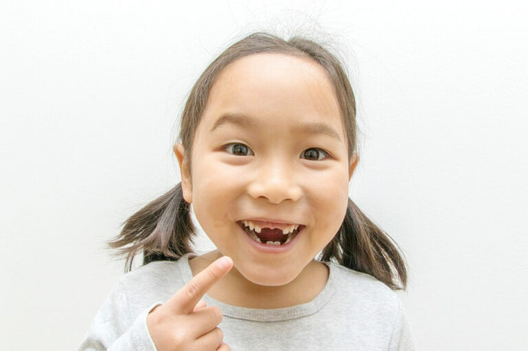 【歯の生え変わり】遅い・早いで歯並びに影響はある?いつどの順番で抜けるか詳しく説明 キレイライン矯正【公式】|2万円から始められるマウスピース歯科矯正 【歯の生え変わり】遅い・早いで歯並びに影響はある?いつどの順番で抜けるか詳しく説明 キレイライン矯正【公式】|2万円から始められるマウスピース歯科矯正