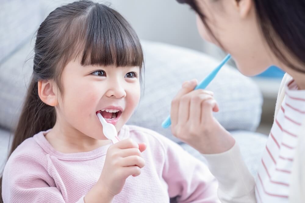フッ素塗布 子供にフッ素はいつから 料金や虫歯予防効果を持続させる方法 頻度も紹介 キレイライン矯正