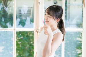 正しい歯磨きは歯ブラシ1本では不可能！？詳しい手順を紹介