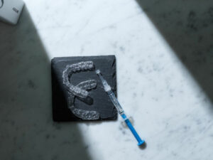 マウスピース矯正とホワイトニングはどっちが先？同時にできないケースや注意点を解説