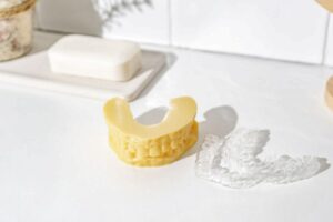 マウスピース矯正ですきっ歯を治したい！費用は？前歯の隙間が広くても効果はある？