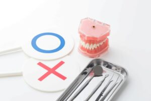 大人の歯列矯正はやめたほうがいい？治療前に知るべきデメリットと失敗を防ぐコツ