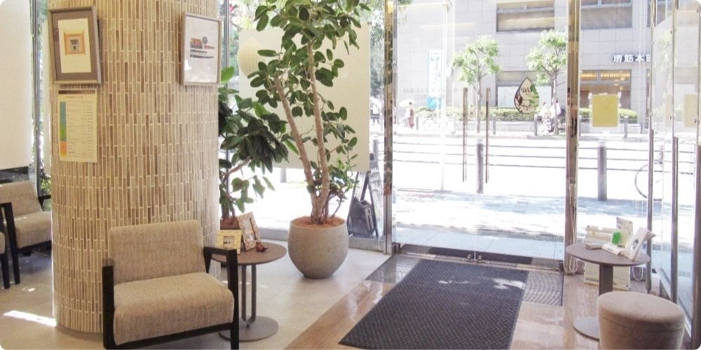 ホワイトスマイル歯科 堺筋本町院の待合室